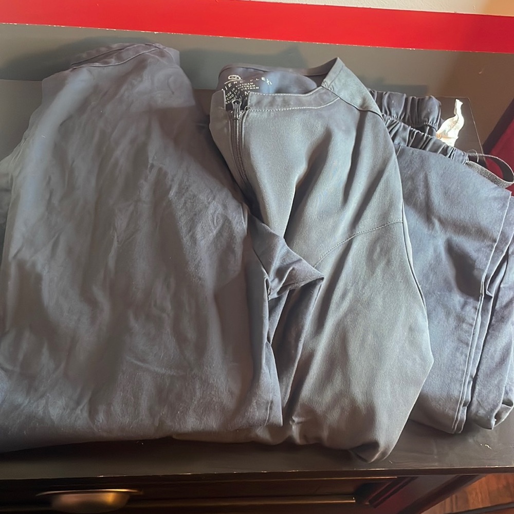 🎉Bundle of Wonder Wink Scrubs! Two Jackets and One Pants.Women’s Medium! Pewter